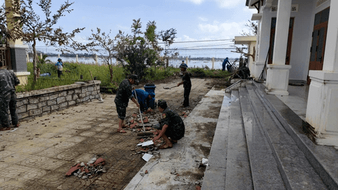 Đồn Biên phòng Cát Khánh giúp dân khắc phục hậu quả bão số 13