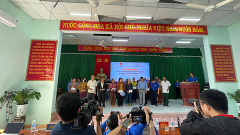 Tỉnh đoàn Gia Lai và Tổng Công ty Phát điện 3 trao quà hỗ trợ người dân xã Đề Gi bị thiệt hại do bão số 13